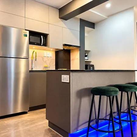 4-Minute Airport Family Suites