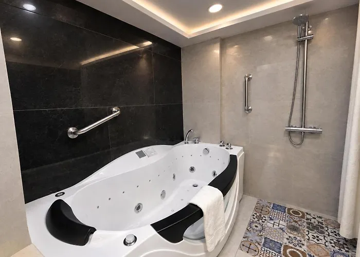 4-minute Airport Family Aparthotel